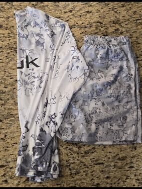 Huk Fishing Marble-Print Light Gray & White Men's Shirt/Shorts